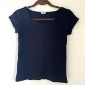 V-neck short-sleeved T-shirt.